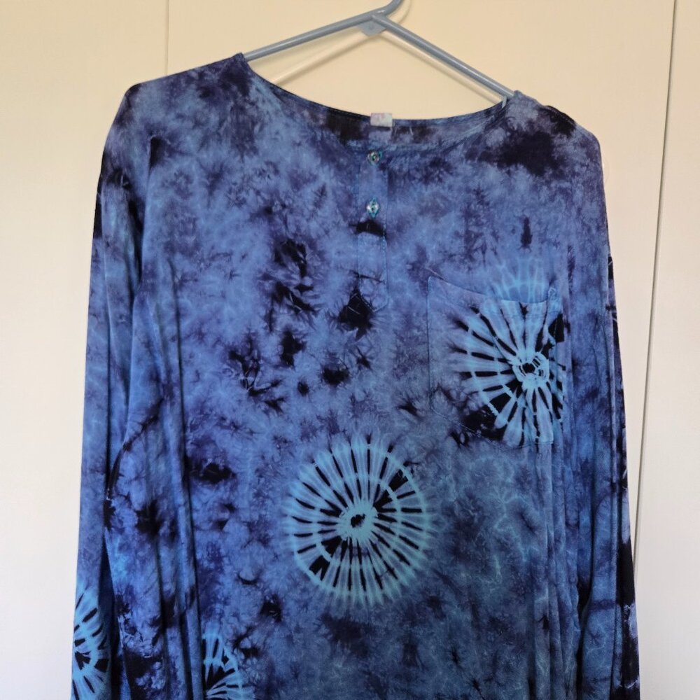 Tie-die long sleeve all Cotton 3 button neckline. Size xl